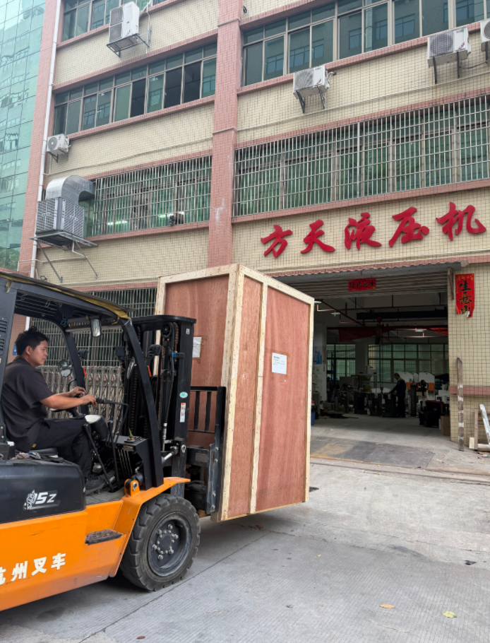 100吨四柱油压裁切机.png